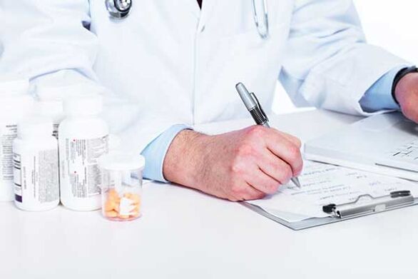 il medico prescrive un trattamento per il dolore ai testicoli dovuto all'eccitazione